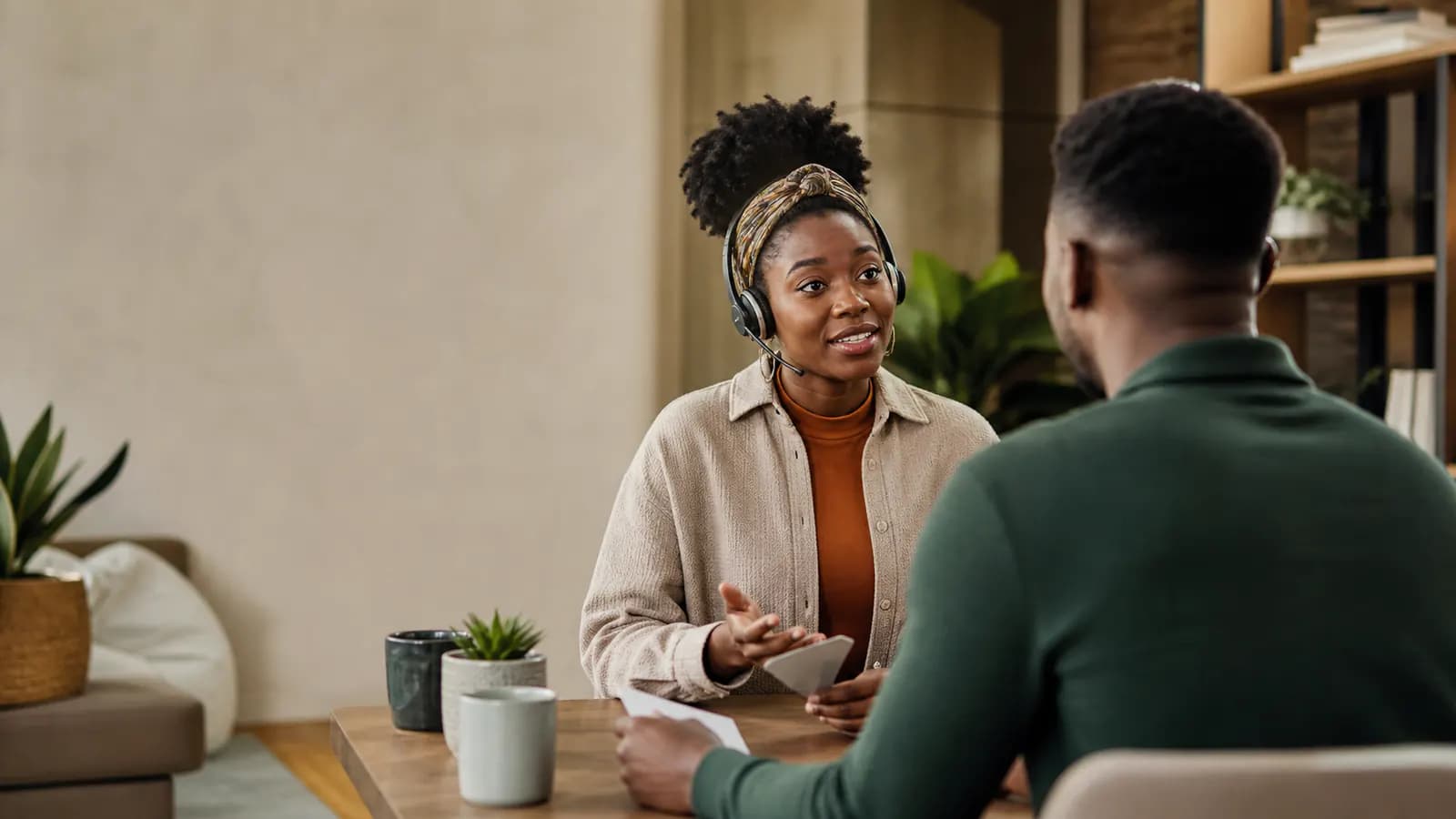 Two professionals practising a clear interview conversation with blank prompt cards
